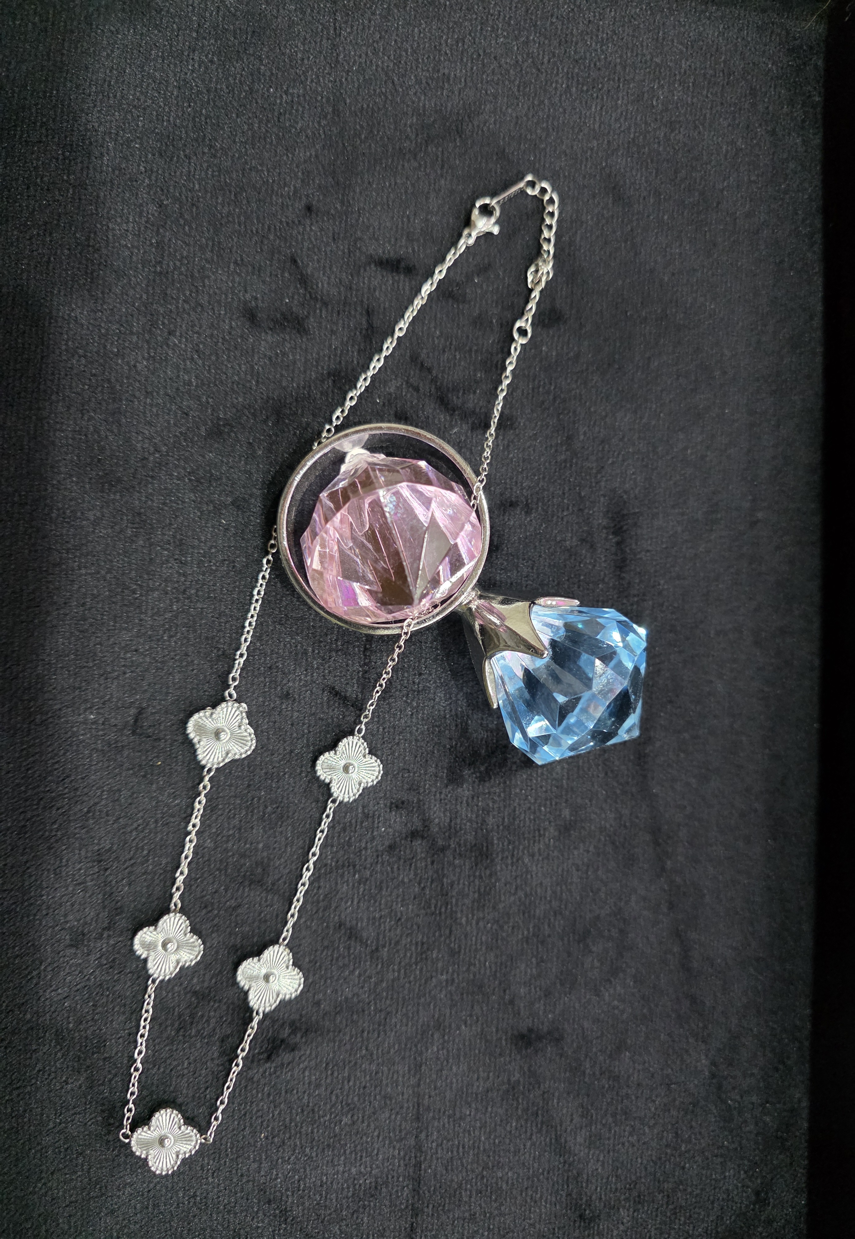 گردنبند طرح شبدر، ونکلیف