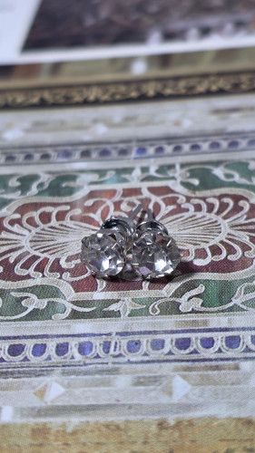 گوشواره نگین دار میخی