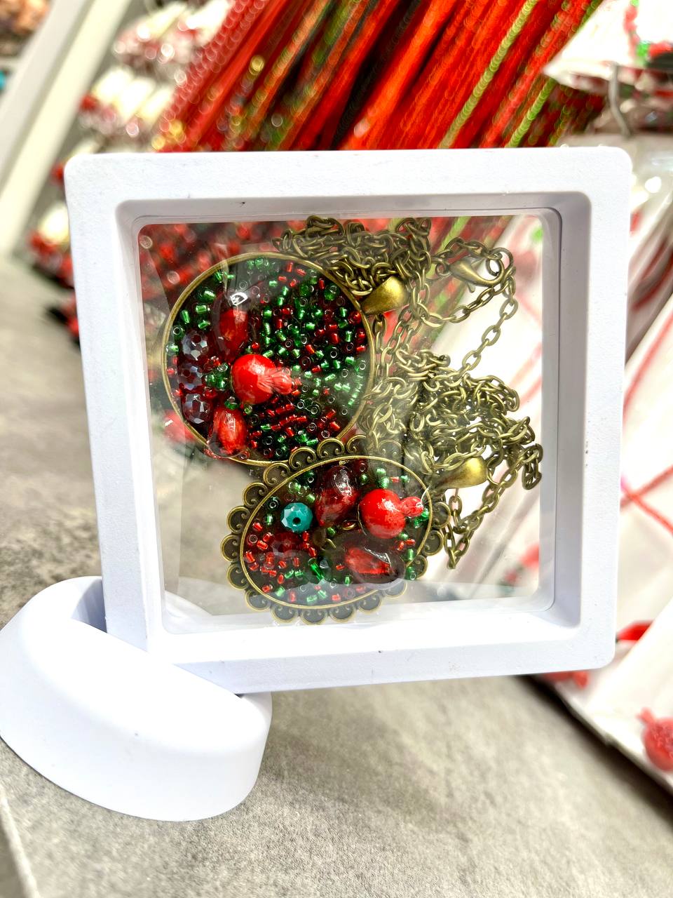 تم یلدایی گردنبند روی مانتو و لباس🍉🍎