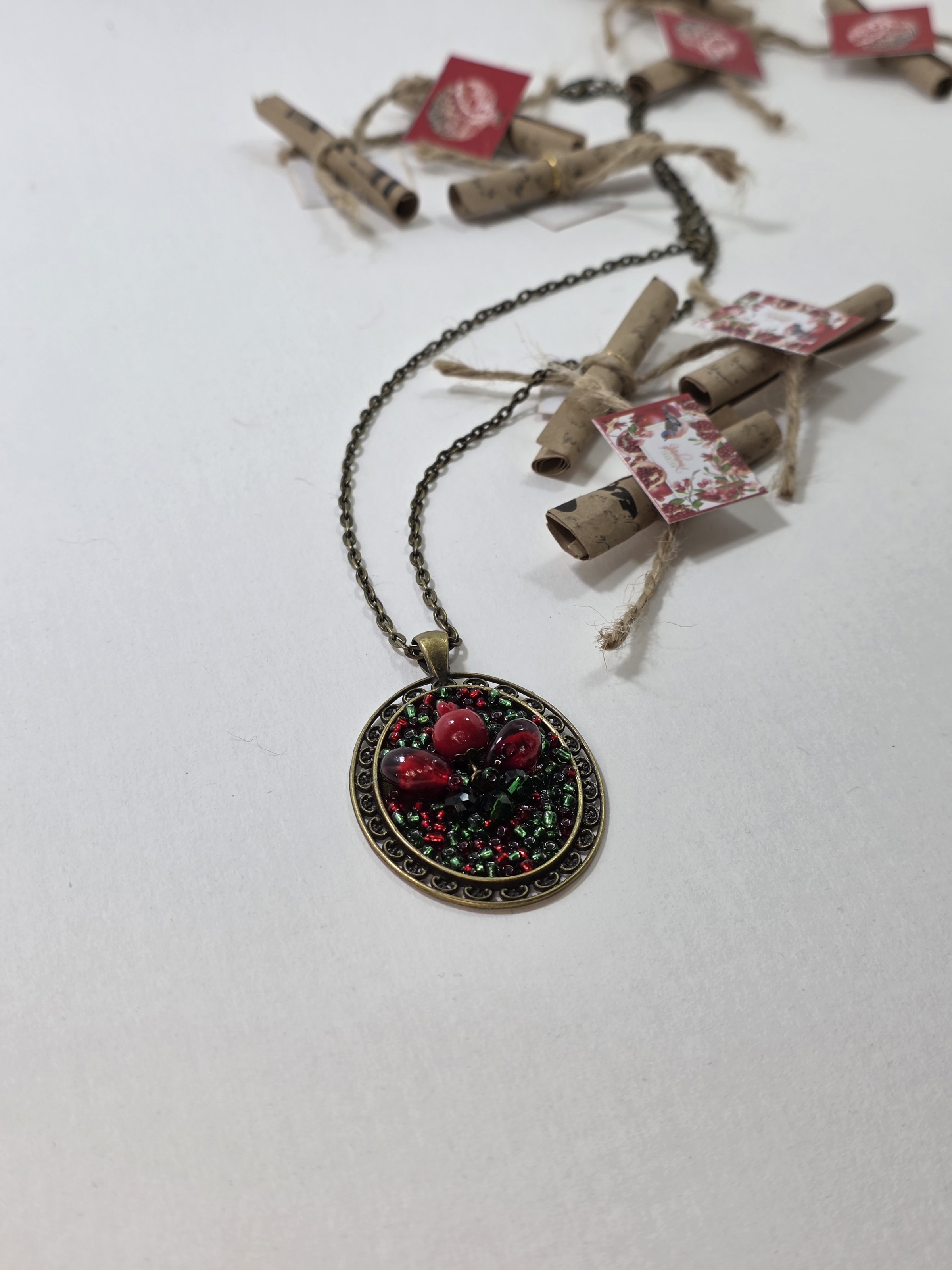 گردنبند تم یلدایی روی لباس و مانتو