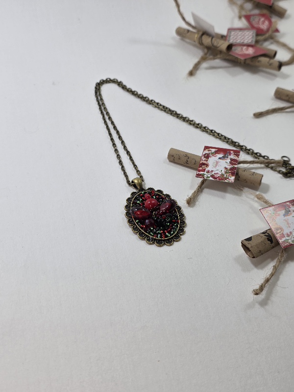 گردنبند تم یلدایی روی لباس و مانتو