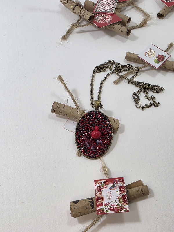 گردنبند تم یلدایی روی مانتو و لباس