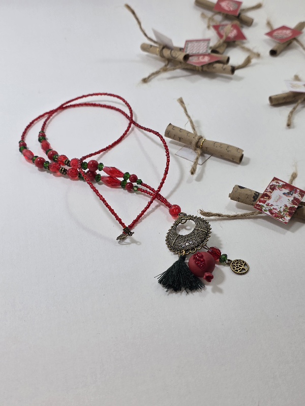 گردنبند تم یلدایی روی مانتو و لباس