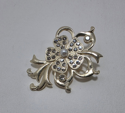 گل سینه یا سنجاق سینه نگین دار