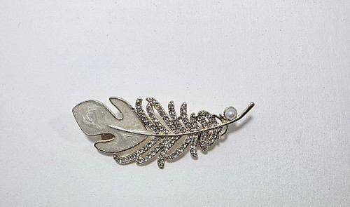 گل سینه یا سنجاق سینه نگین دار