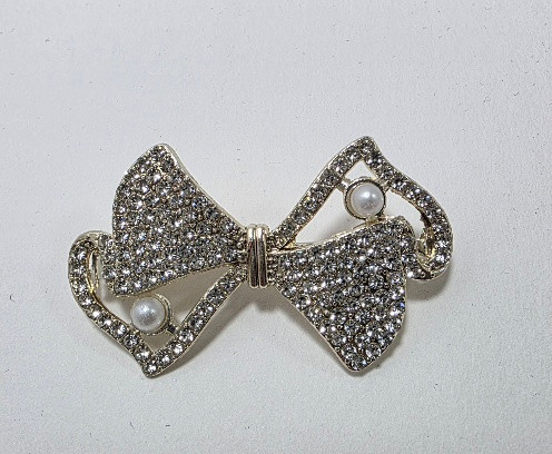 گل سینه یا سنجاق سینه نگین دار مدل پاپیون