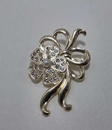 گل سینه یا سنجاق سینه نگین دار